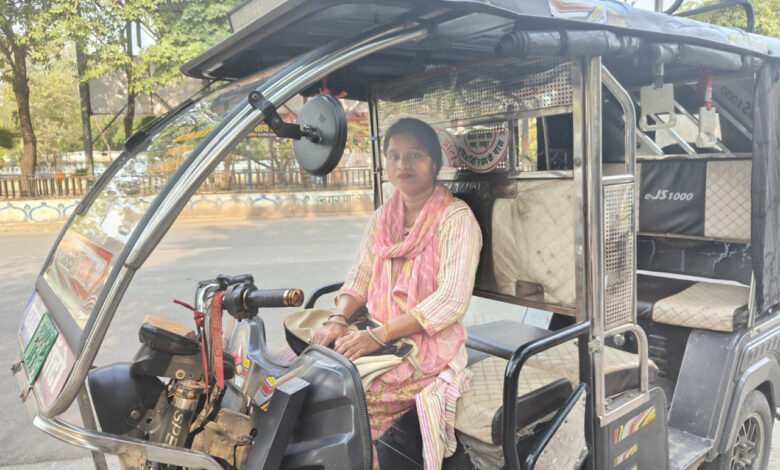 दीदी ई-रिक्शा सहायता योजना से आत्मनिर्भर बनीं भुनेश्वरी दीदी ई-रिक्शा सहायता योजना से आत्मनिर्भर बनीं भुनेश्वरी