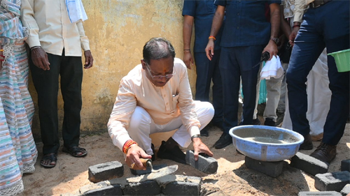 मुख्यमंत्री ने राज मिस्त्री बन सोखता गड्ढा के लिए की ईट जोड़ाई मुख्यमंत्री ने राज मिस्त्री बन सोखता गड्ढा के लिए की ईट जोड़ाई