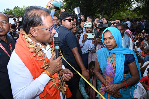 मुख्यमंत्री साय का हरगवां गांव में औचक दौरा, ग्रामीणों से किया सीधा संवाद मुख्यमंत्री साय का हरगवां गांव में औचक दौरा, ग्रामीणों से किया सीधा संवाद