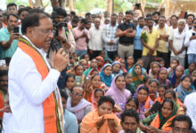 सारंगढ़-बिलाइगढ़ जिले के ग्राम कनकबीरा में उतरा मुख्यमंत्री का उडऩखटोला, गुलमोहर पेड़ के नीचे लगी चौपाल
