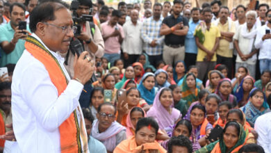 सारंगढ़-बिलाइगढ़ जिले के ग्राम कनकबीरा में उतरा मुख्यमंत्री का उडऩखटोला, गुलमोहर पेड़ के नीचे लगी चौपाल