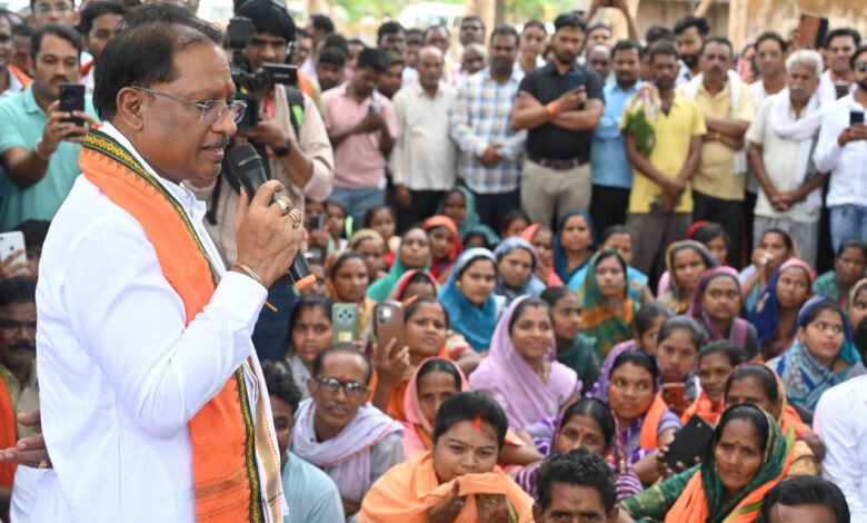 सारंगढ़-बिलाइगढ़ जिले के ग्राम कनकबीरा में उतरा मुख्यमंत्री का उडऩखटोला, गुलमोहर पेड़ के नीचे लगी चौपाल सारंगढ़-बिलाइगढ़ जिले के ग्राम कनकबीरा में उतरा मुख्यमंत्री का उडऩखटोला, गुलमोहर पेड़ के नीचे लगी चौपाल