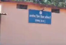 जिला शिक्षा अधिकारी कार्यालय में घूस लेते सहायक ग्रेड-2 गिरफ्तार