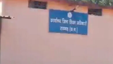 जिला शिक्षा अधिकारी कार्यालय में घूस लेते सहायक ग्रेड-2 गिरफ्तार