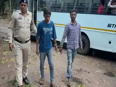 घर जलाने की साजिश नाकाम, दो आरोपी सहित आठ नाबालिग गिरफ्तार घर जलाने की साजिश नाकाम, दो आरोपी सहित आठ नाबालिग गिरफ्तार