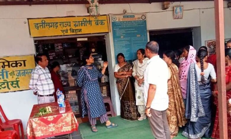 बैंक सखी लता पांडे की मेहनत और नवाचार की मिशन संचालक ने की सराहना बैंक सखी लता पांडे की मेहनत और नवाचार की मिशन संचालक ने की सराहना