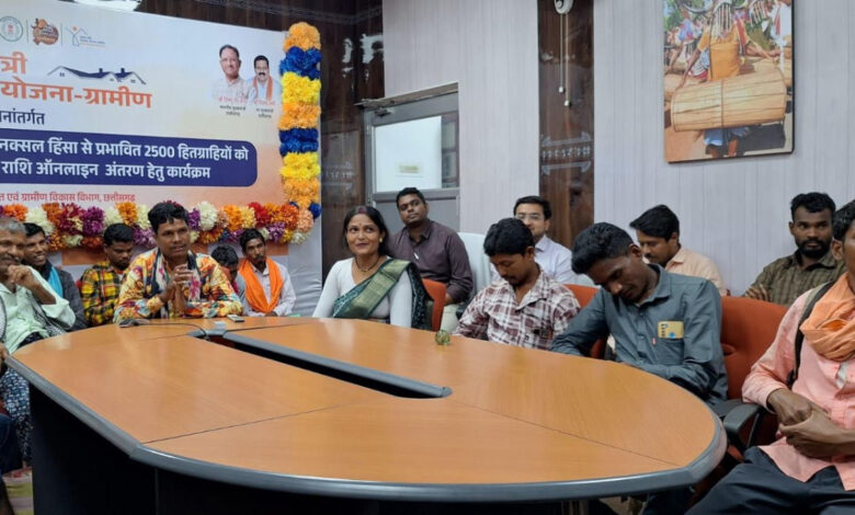 मुख्यमंत्री ने बस्तर जिले के पीएम आवास के दो हितग्राहियों से की चर्चा मुख्यमंत्री ने बस्तर जिले के पीएम आवास के दो हितग्राहियों से की चर्चा
