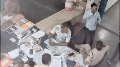 थाने में युवक ने खुद का गला काटा.,अस्पताल में दाखिल