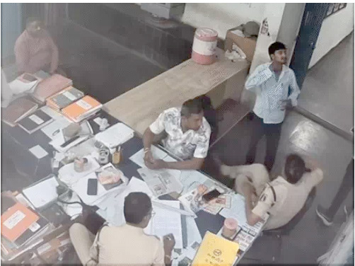 थाने में युवक ने खुद का गला काटा, इलाज जारी थाने में युवक ने खुद का गला काटा, इलाज जारी