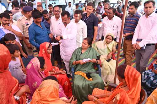 मंत्री राजवाड़े ने सुनी आमजन की समस्याएंं, लापरवाह अधिकारियों को लगाई फटकार मंत्री राजवाड़े ने सुनी आमजन की समस्याएंं, लापरवाह अधिकारियों को लगाई फटकार