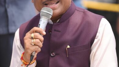 मुख्यमंत्री का हेलीकॉप्टर उतरा बेमेतरा जिले के ग्राम सहसपुर में
