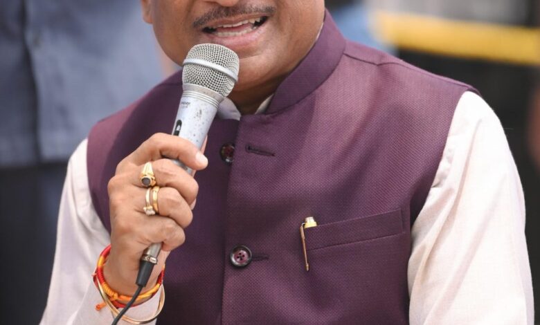 मुख्यमंत्री का हेलीकॉप्टर उतरा बेमेतरा जिले के ग्राम सहसपुर में मुख्यमंत्री का हेलीकॉप्टर उतरा बेमेतरा जिले के ग्राम सहसपुर में
