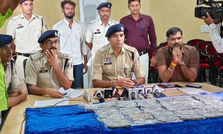 डुमरतराई में हुई 27 लाख की चोरी की गुत्थी सुलझी, पूर्व कर्मचारी निकला आरोपी डुमरतराई में हुई 27 लाख की चोरी की गुत्थी सुलझी, पूर्व कर्मचारी निकला आरोपी