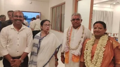 ममता और बीजेपी के दिग्गज नेता घोष के बीच मुलाक़ात, पढ़े पूरी खबर ममता और बीजेपी के दिग्गज नेता घोष के बीच मुलाक़ात, पढ़े पूरी खबर
