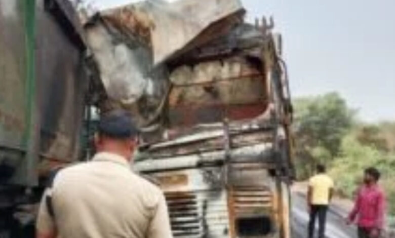 दर्दनाक सड़क हादसा : ट्रेलर चालक की जलकर मौके पर मौत दर्दनाक सड़क हादसा : ट्रेलर चालक की जलकर मौके पर मौत
