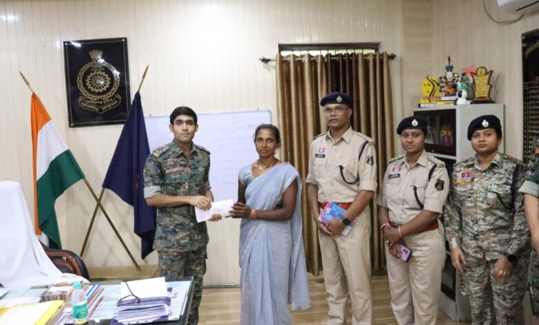एक और इनामी नक्सल दंपत्ति ने किया आत्मसमर्पण एक और इनामी नक्सल दंपत्ति ने किया आत्मसमर्पण