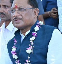मुख्यमंत्री साय का हेलिकॉप्टर मध्यप्रदेश की सीमा से लगा सुदूर गांव माथमौर में उतरा
