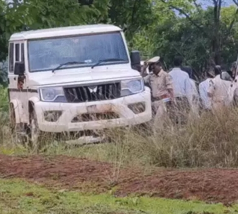 नक्सलियों ने लूटी 5000 किलो विस्फोटक से भरी वाहन, छत्तीसगढ़ में अलर्ट जारी नक्सलियों ने लूटी 5000 किलो विस्फोटक से भरी वाहन, छत्तीसगढ़ में अलर्ट जारी