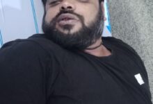 बैडमिंटन खेलने के बाद आराम करते हुए जमीन पर गिरा युवक, अस्पताल ले जाते समय मौत