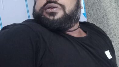 बैडमिंटन खेलने के बाद आराम करते हुए जमीन पर गिरा युवक, अस्पताल ले जाते समय मौत