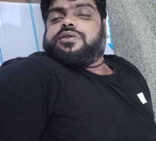 बैडमिंटन खेलने के बाद आराम करते हुए जमीन पर गिरा युवक, अस्पताल ले जाते समय मौत बैडमिंटन खेलने के बाद आराम करते हुए जमीन पर गिरा युवक, अस्पताल ले जाते समय मौत