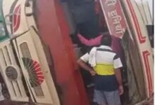 तेज रफ्तार यात्री बस अनियंत्रित होकर खेत में पलटी, 20 से अधिक यात्री घायल