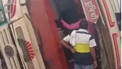 तेज रफ्तार यात्री बस अनियंत्रित होकर खेत में पलटी, 20 से अधिक यात्री घायल