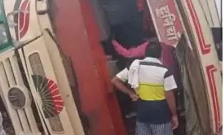 तेज रफ्तार यात्री बस अनियंत्रित होकर खेत में पलटी, 20 से अधिक यात्री घायल तेज रफ्तार यात्री बस अनियंत्रित होकर खेत में पलटी, 20 से अधिक यात्री घायल