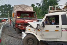 ओवर स्पीड और ओवरलोड गाड़िया आपस में टकराई , चालक को आई मामूली चोट