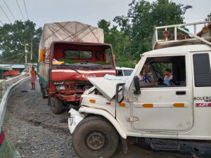 ओवर स्पीड और ओवरलोड गाड़िया आपस में टकराई , चालक को आई मामूली चोट ओवर स्पीड और ओवरलोड गाड़िया आपस में टकराई , चालक को आई मामूली चोट