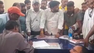 बिजली कटौती से परेशान लोगों ने किया हंगामा, पार्षद ने दी विभाग को चेतावनी