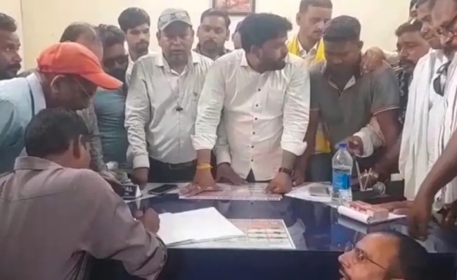 बिजली कटौती से परेशान लोगों ने किया हंगामा, पार्षद ने दी विभाग को चेतावनी बिजली कटौती से परेशान लोगों ने किया हंगामा, पार्षद ने दी विभाग को चेतावनी