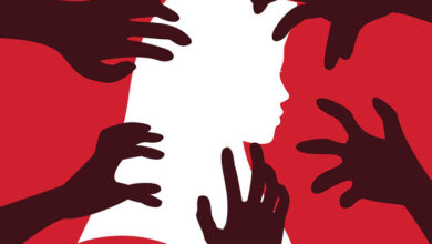 जंगल में चट्टानों के बीच बुरी हालत में मिली युवती, गैंगरेप की हुई थी शिकार जंगल में चट्टानों के बीच बुरी हालत में मिली युवती, गैंगरेप की हुई थी शिकार