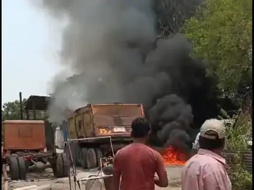 वेल्डिंग के दौरान ट्रेलर के डीजल टैंक में जोरदार धमाका वेल्डिंग के दौरान ट्रेलर के डीजल टैंक में जोरदार धमाका