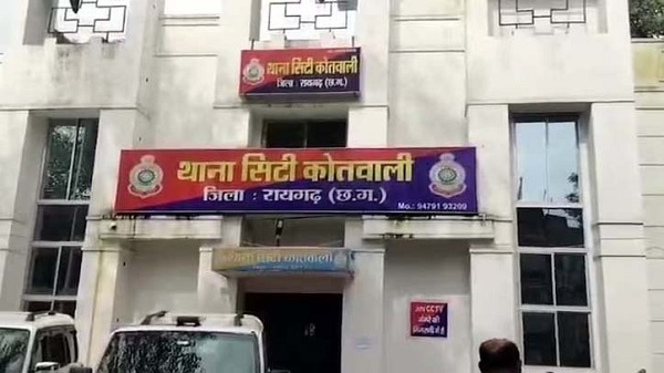 खुद को सिम्स का डॉक्टर बताकर एक ही घर का 3 लोगों से किया सौदा खुद को सिम्स का डॉक्टर बताकर एक ही घर का 3 लोगों से किया सौदा