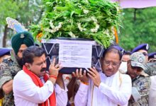 मुख्यमंत्री ने नक्सल मुठभेड़ में शहीद जवान मेहुल भाई के पार्थिव शरीर को दिया कंधा