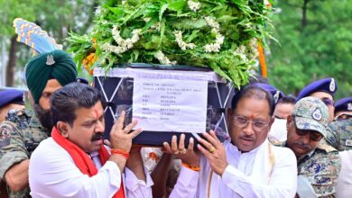 मुख्यमंत्री ने नक्सल मुठभेड़ में शहीद जवान मेहुल भाई के पार्थिव शरीर को दिया कंधा