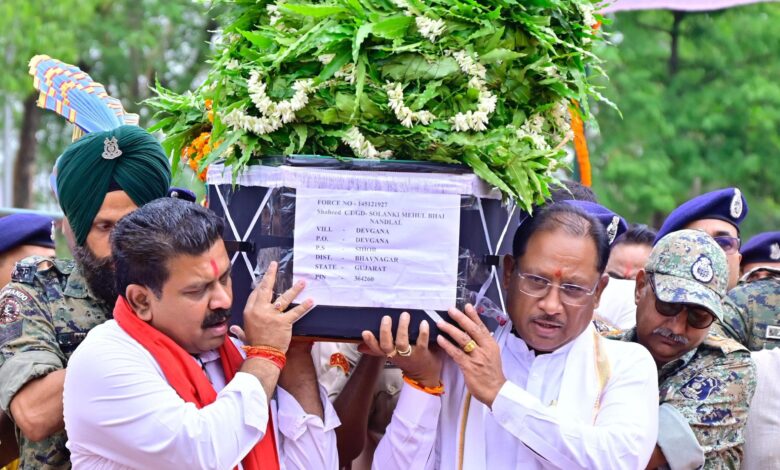 मुख्यमंत्री ने नक्सल मुठभेड़ में शहीद जवान मेहुल भाई के पार्थिव शरीर को दिया कंधा मुख्यमंत्री ने नक्सल मुठभेड़ में शहीद जवान मेहुल भाई के पार्थिव शरीर को दिया कंधा