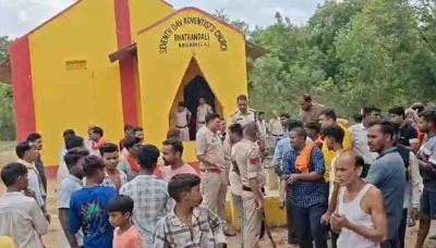 हनुमान मंदिर को तोड़ने पर गांव में तनाव, बजरंग दल ने किया हंगामा हनुमान मंदिर को तोड़ने पर गांव में तनाव, बजरंग दल ने किया हंगामा
