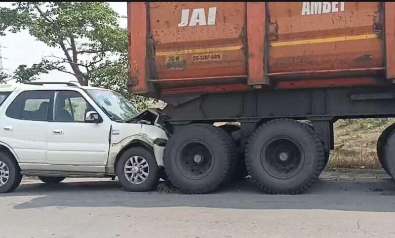 सड़क हादसे में पिता-पुत्र गंभीर रूप से घायल सड़क हादसे में पिता-पुत्र गंभीर रूप से घायल