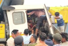 ब्रेकिंग : दो ट्रेलर की टक्कर में केबिन में स्टेयरिंग के बीच बुरी तरह फंसा चालक