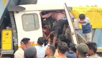 ब्रेकिंग : दो ट्रेलर की टक्कर में केबिन में स्टेयरिंग के बीच बुरी तरह फंसा चालक