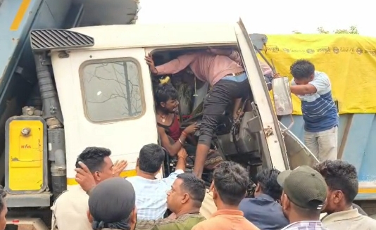 ब्रेकिंग : दो ट्रेलर की टक्कर में केबिन में स्टेयरिंग के बीच बुरी तरह फंसा चालक ब्रेकिंग : दो ट्रेलर की टक्कर में केबिन में स्टेयरिंग के बीच बुरी तरह फंसा चालक