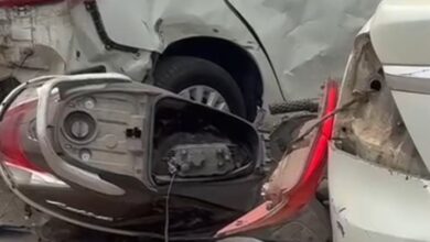 नशे में धुत कार ने सड़क किनारे खड़ी कई गाड़ियों को बुरी तरह ठोका