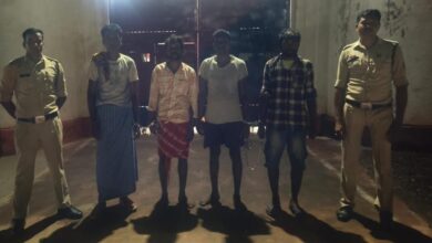 चोरी की जांच करने पहुंची पुलिस पर ग्रामीणों ने किया हमला