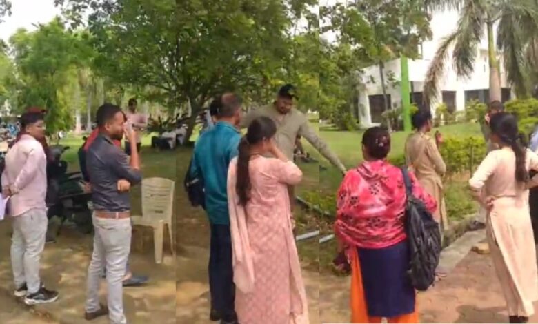 शहर से बाहर बनाए केंद्र में नहीं पहुँच पाए अभ्यर्थी, परीक्षा से वंचित शहर से बाहर बनाए केंद्र में नहीं पहुँच पाए अभ्यर्थी, परीक्षा से वंचित