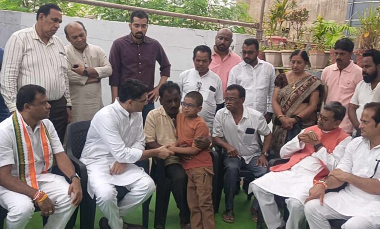 हम से जो भी सहायता चाहिए, हम तैयार शहीद एएसपी आकाश गिरेपुंजे के परिजनों से मिले पायलट हम से जो भी सहायता चाहिए, हम तैयार शहीद एएसपी आकाश गिरेपुंजे के परिजनों से मिले पायलट
