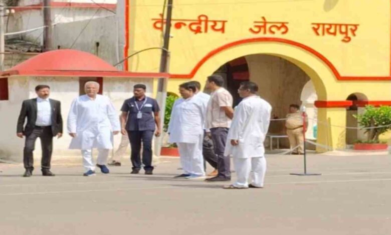 जेल में कवासी लखमा से मिलने पहुंचे पूर्व सीएम बघेल जेल में कवासी लखमा से मिलने पहुंचे पूर्व सीएम बघेल