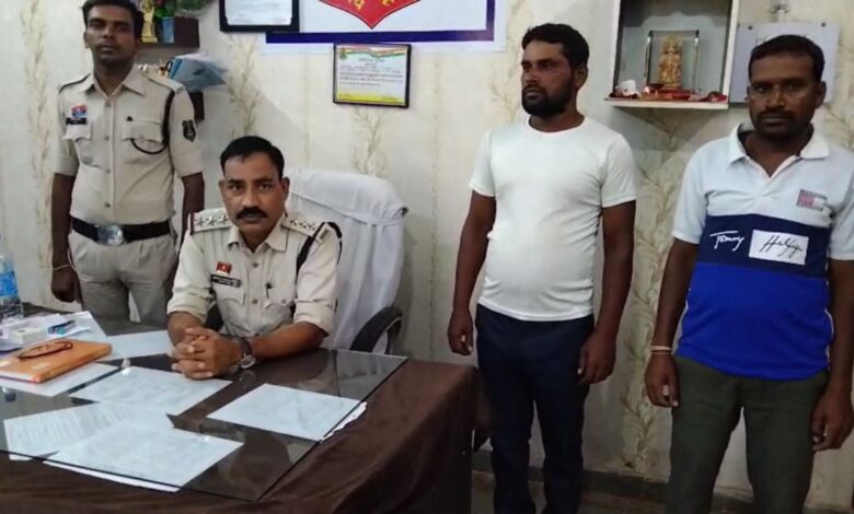 विवाद सुलझाने गए चौकी प्रभारी पर हमला,पढ़े पूरी खबर विवाद सुलझाने गए चौकी प्रभारी पर हमला,पढ़े पूरी खबर