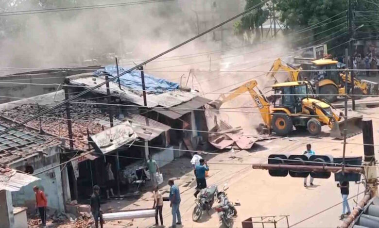 भूपेंद्र क्लब की जमीन से कब्ज़ा हटाने 23 दुकानों को किया जमींदोज भूपेंद्र क्लब की जमीन से कब्ज़ा हटाने 23 दुकानों को किया जमींदोज